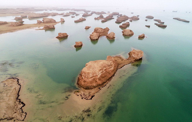 青海：水上雅丹 大漠中的地貌奇观