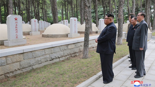 金正恩向中国人民志愿军烈士陵园敬献花圈