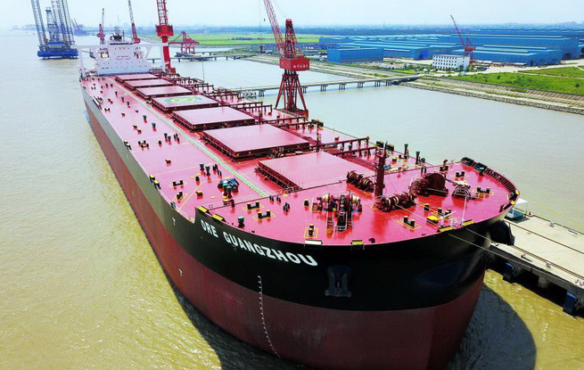 全球吨位最大的“国之重器”40万吨级“广州号”矿砂船首航