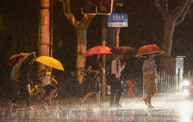 台风“云雀”登录前夜 上海市区暴雨如注！