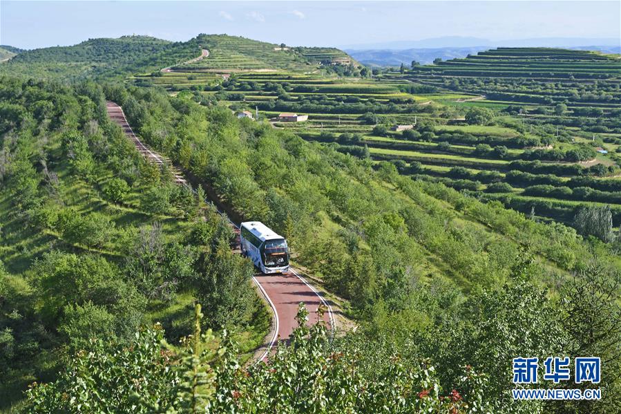 六盘山下听雨声 