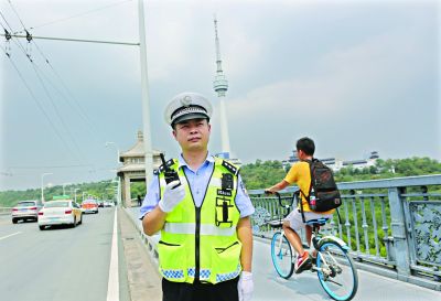 长江大桥上的交通指挥者战高温保畅通