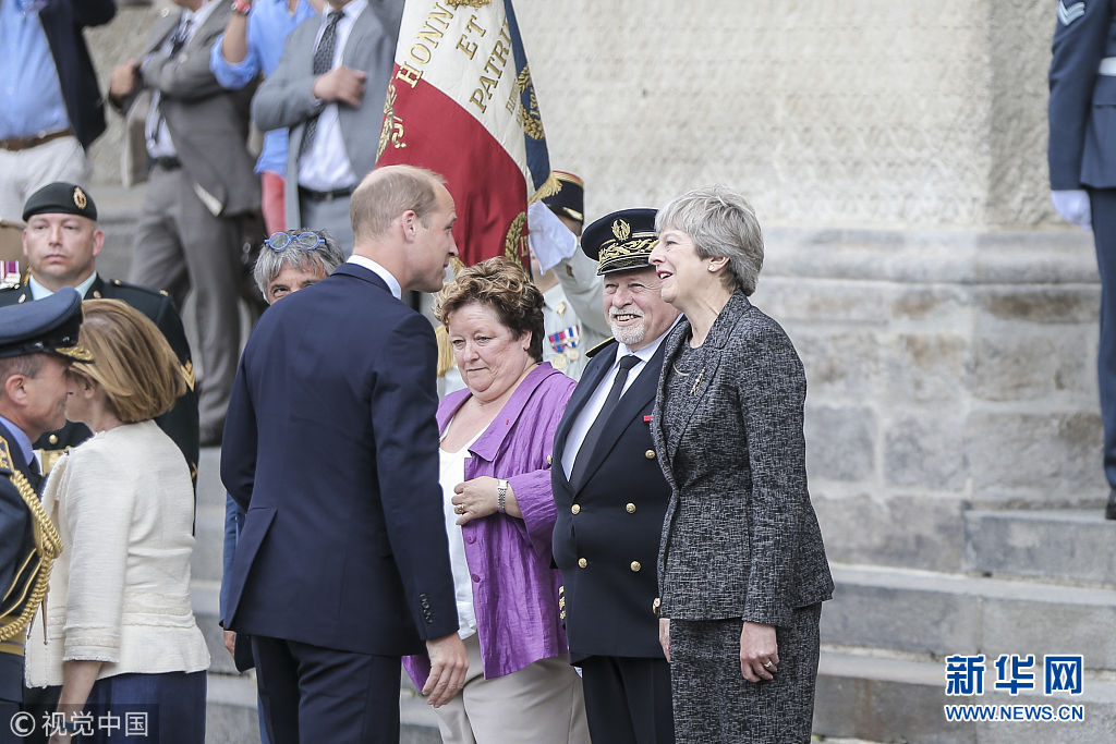 法国举行亚眠战役100周年纪念活动 英国首相与威廉王子出席