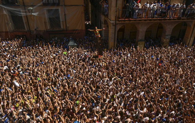 西班牙小镇庆祝传统节日 “神灵”从天而降惊险刺激