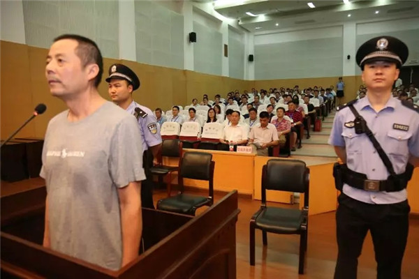 60岁，本该开启美好的退休生活，然而他却一手将它毁灭了……