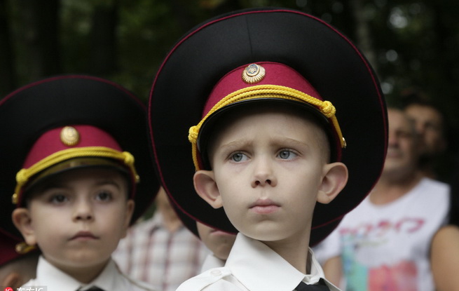 乌克兰少年军校庆祝“知识日” 小学员着军装返校酷酷哒