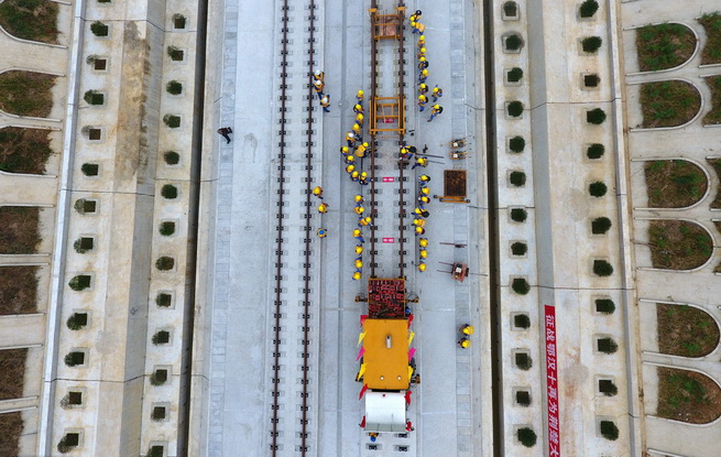 汉十高铁进入铺轨施工阶段