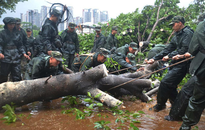 广东中山：抗击“山竹” 武警20小时鏖战雨中打盹让人心疼