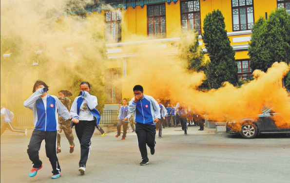 黑龙江：中学生消防安全演练举行