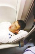 男子早高峰躺占地铁座位引质疑 网友谴责不文明行为