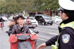 郑州严查电动自行车逆行、闯红灯、违规带人等违法问题