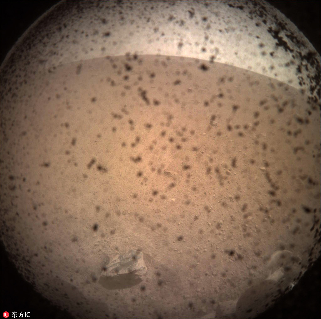 美国“洞察”号无人探测器成功登陆火星 传回首张照片【2】