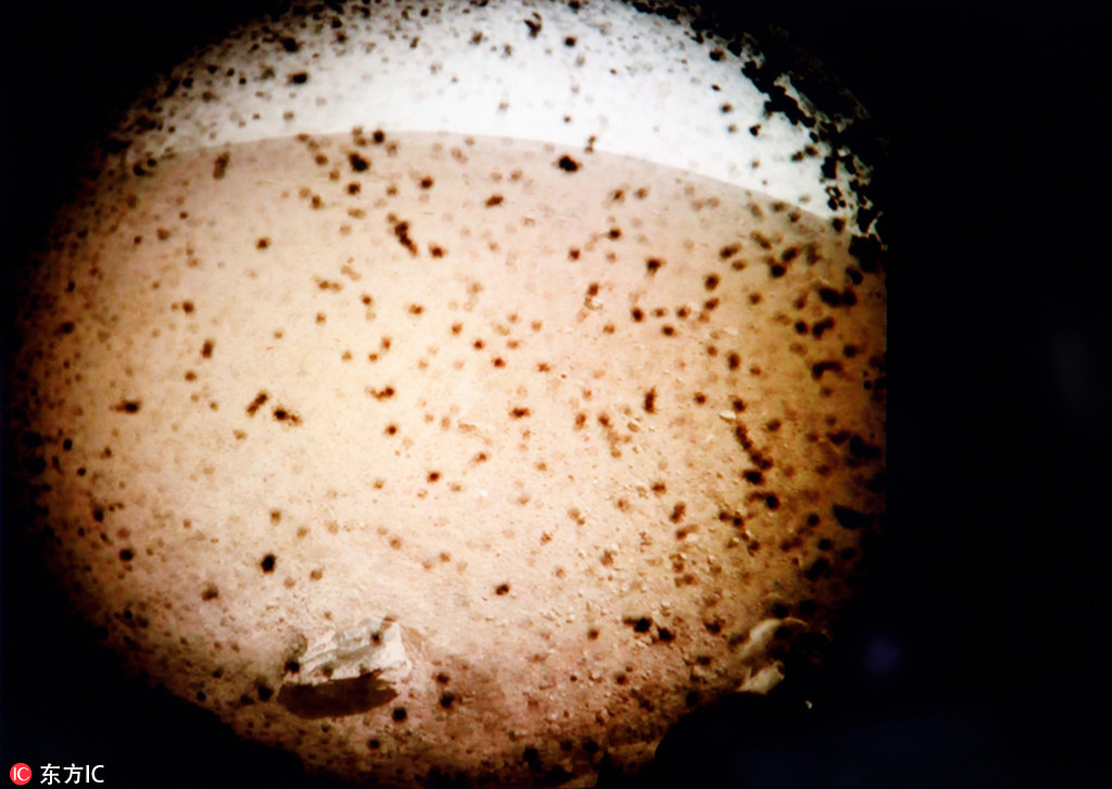 美国“洞察”号无人探测器成功登陆火星 传回首张照片