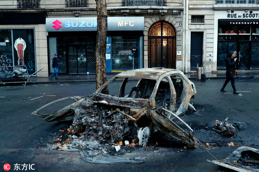 当地时间2018年12月2日，法国巴黎，“黄背心”示威骚乱过后，巴黎街头一片狼藉，一辆被焚毁的汽车停在街头。图为东方IC版权作品  请勿转载