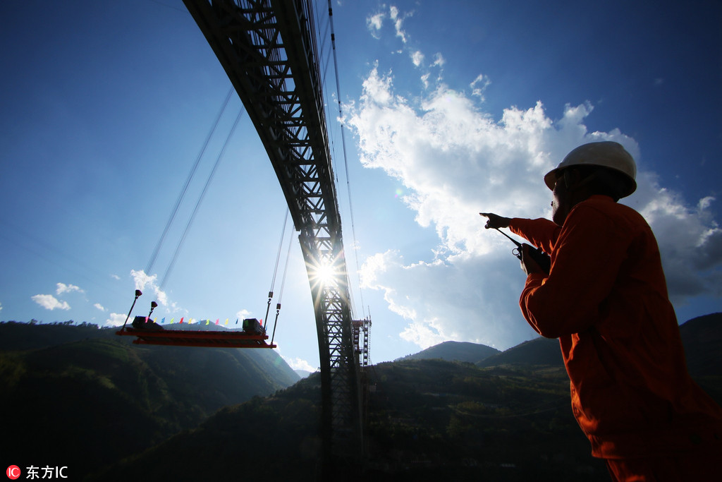 世界最大跨度铁路拱桥顺利合龙【3】