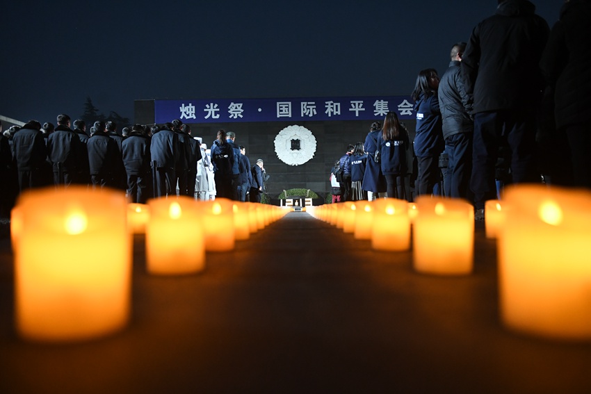南京举行烛光祭和平集会 悼念大屠杀死难者