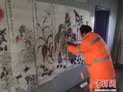 西安一环卫工“以掌作笔” 绘近万幅山水花鸟画