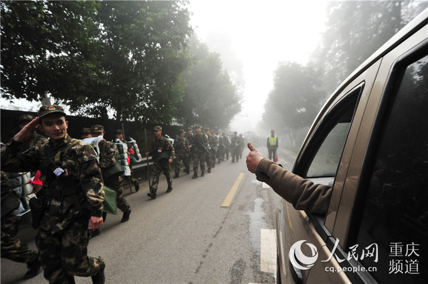 “你们是好样的！为人民子弟兵点赞！”王肸 摄