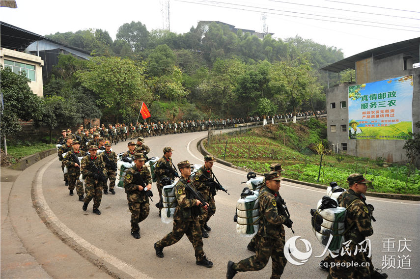 图为拉练官兵队伍宛如长龙 王肸 摄