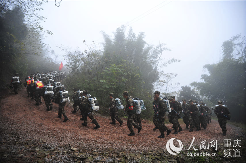 图为拉练道路蜿蜒崎岖 王肸 摄