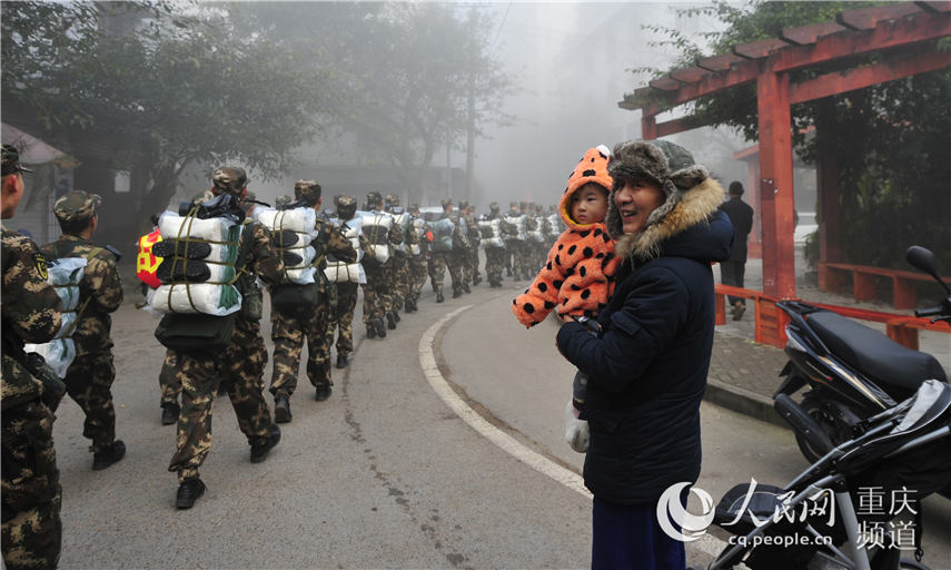 拉练途中，新兵战士整齐的队伍吸引市民驻足加油。王肸 摄