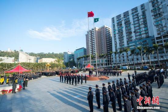 资料图：澳门特区政府在金莲花广场举行升国旗、区旗仪式，庆祝澳门回归。<a target='_blank'  data-cke-saved-href='http://www.chinanews.com/' href='http://www.chinanews.com/'><p  align=