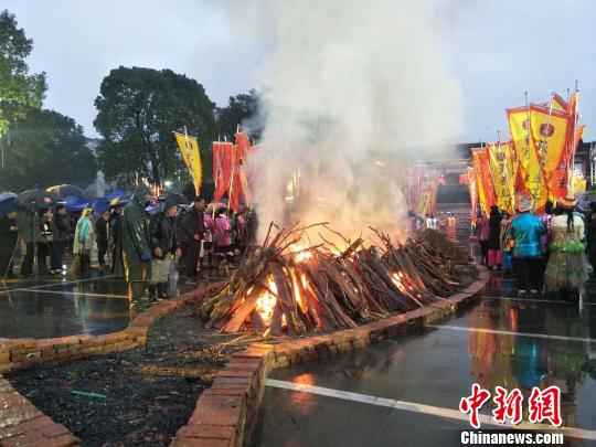 村民祭鱼神祈求来年风调雨顺 施紫楠 摄