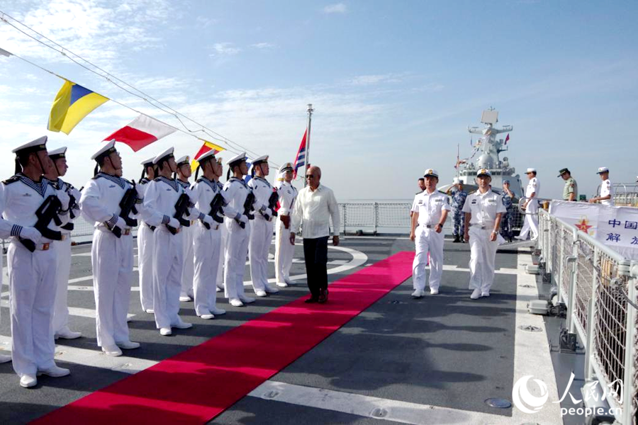 菲律宾国防部长洛伦扎纳20日参观了正在菲律宾进行友好访问的中国海军539编队芜湖舰 。图为洛伦扎纳登舰后检阅了中国海军舰艇仪仗队。海军539编队供图