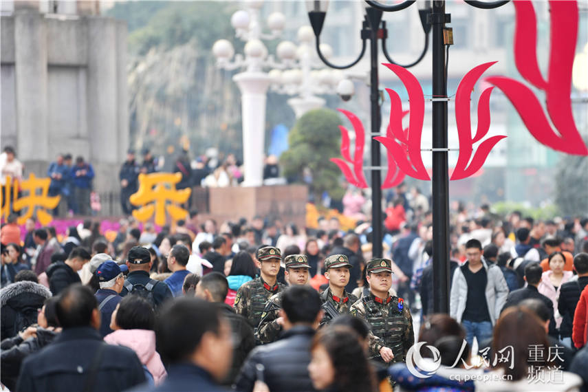 图为武警重庆总队执勤第二支队执勤官兵正在重庆解放碑巡逻。唐志勇 摄