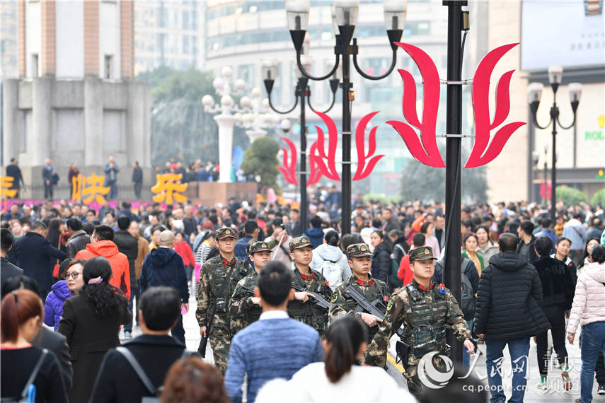 图为武警重庆总队执勤第二支队执勤官兵正在重庆解放碑巡逻。唐志勇 摄