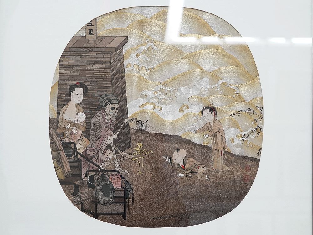 【12】姚惠芬刺绣作品-《骷髅幻戏图》，皇甫万里摄