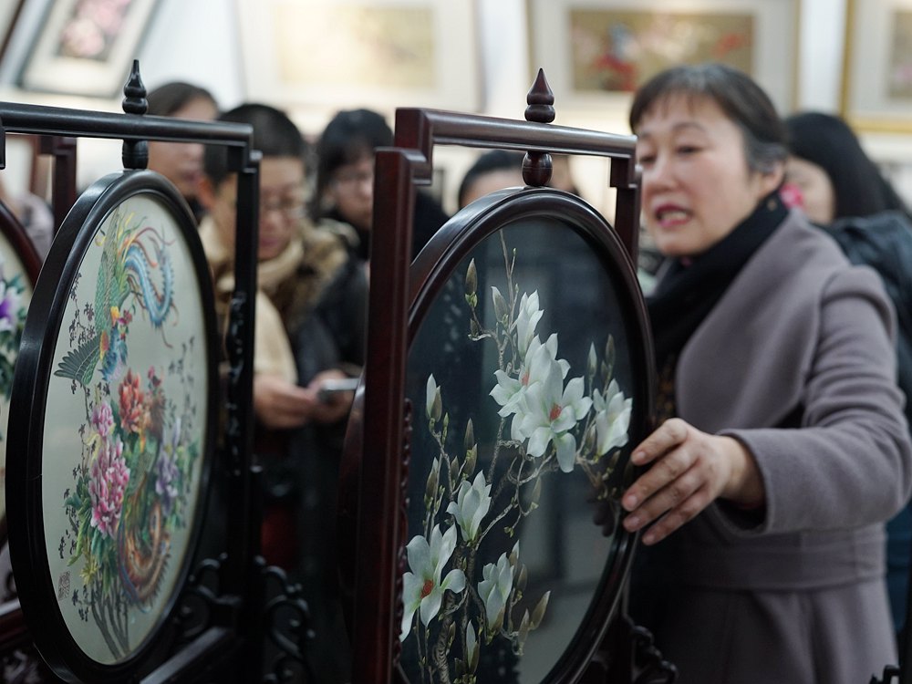 【5】姚惠芬为访客介绍刺绣展品，皇甫万里摄