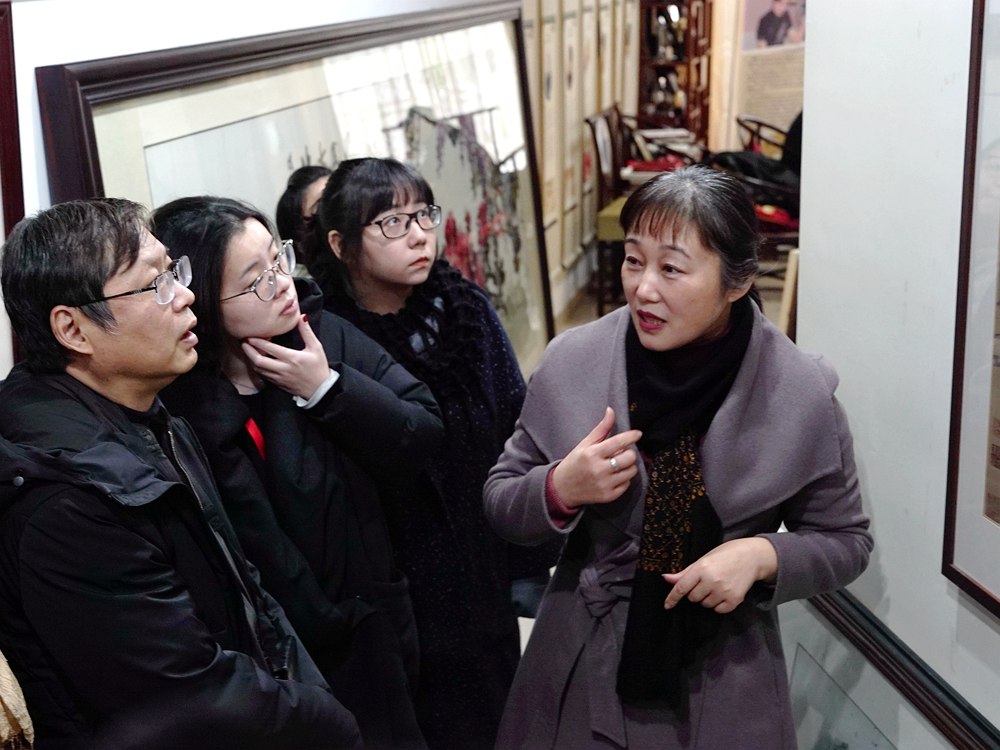 【4】姚惠芬为访客介绍刺绣展品，皇甫万里摄