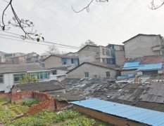 曝光:湖南岳阳麻石坡200多人住23栋危房里