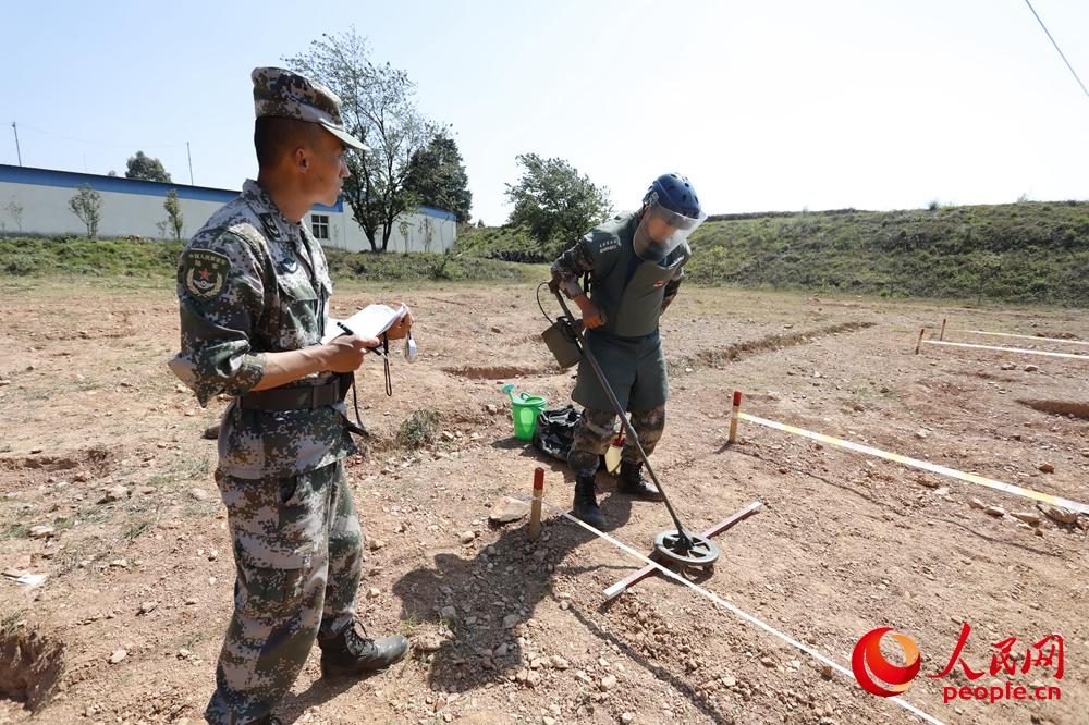 第18批赴黎维和集训队官兵正在组织扫雷等专业强化训练。