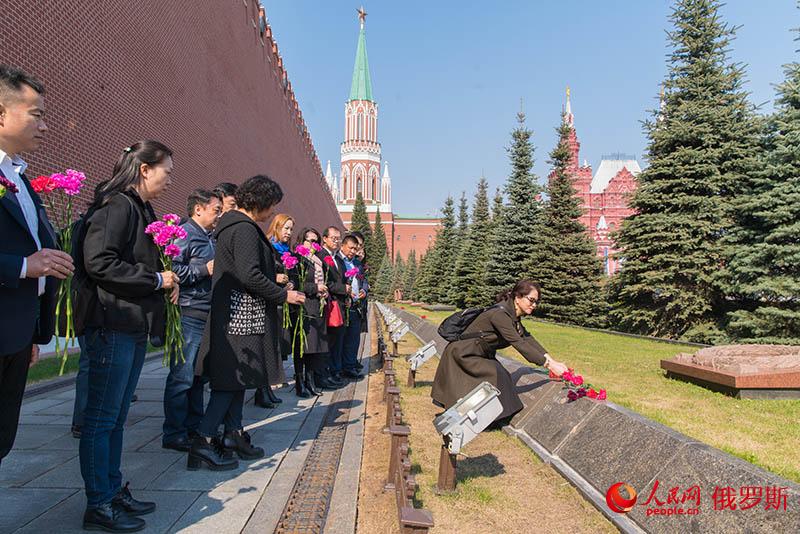 莫斯科华侨华人祭扫红场华人墓碑（人民网记者 屈海齐 摄）