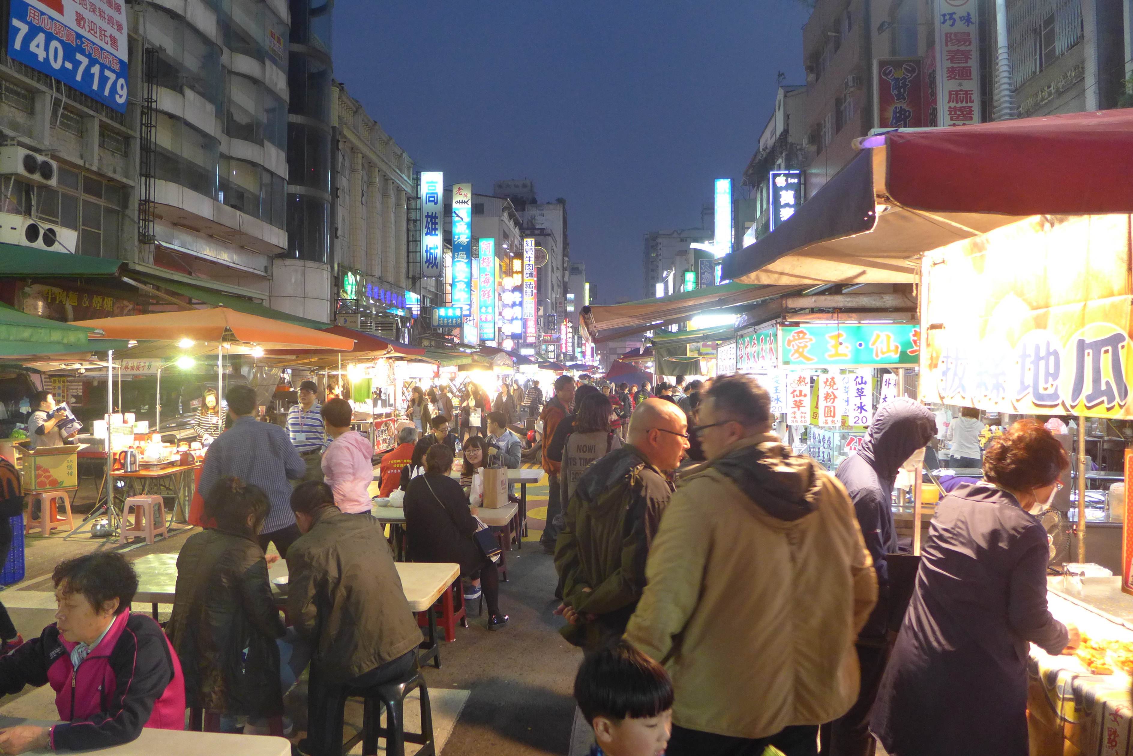 多城出台推动夜间经济发展举措 夜排档的“转正”之路