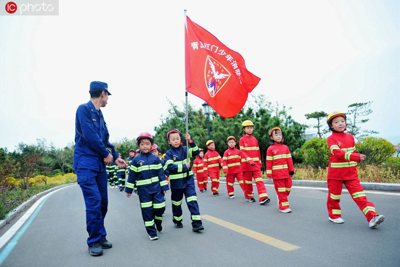 红门少年消防团在辖区进行消防安全大巡查。