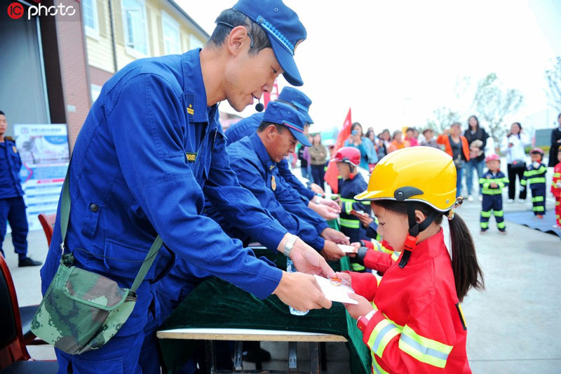 少年消防团团员们在领取团员证。