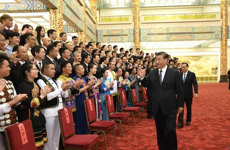 第六届全国少数民族文艺会演开幕式文艺晚会在京举行　习近平李克强汪洋王沪宁出席观看