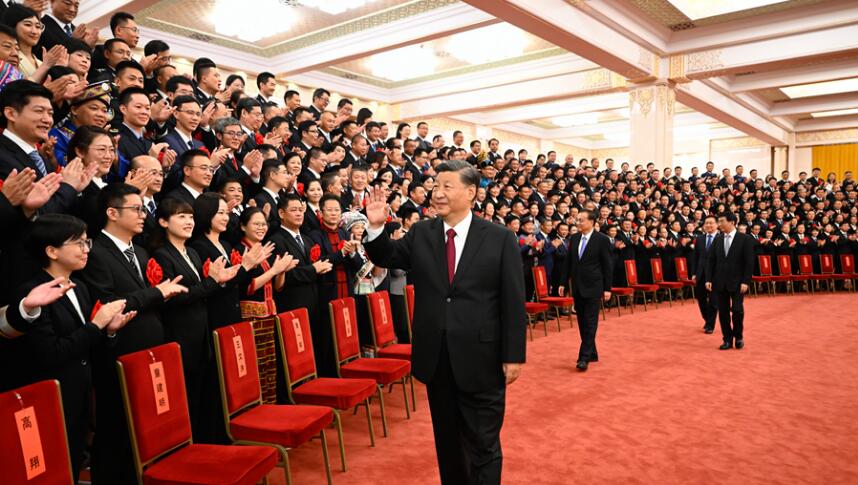 习近平会见全国“人民满意的公务员”和 “人民满意的公务员集体”代表