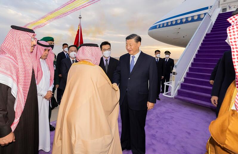 习近平抵达利雅得出席首届中国－阿拉伯国家峰会、中国－海湾阿拉伯国家合作委员会峰会并对沙特进行国事访问