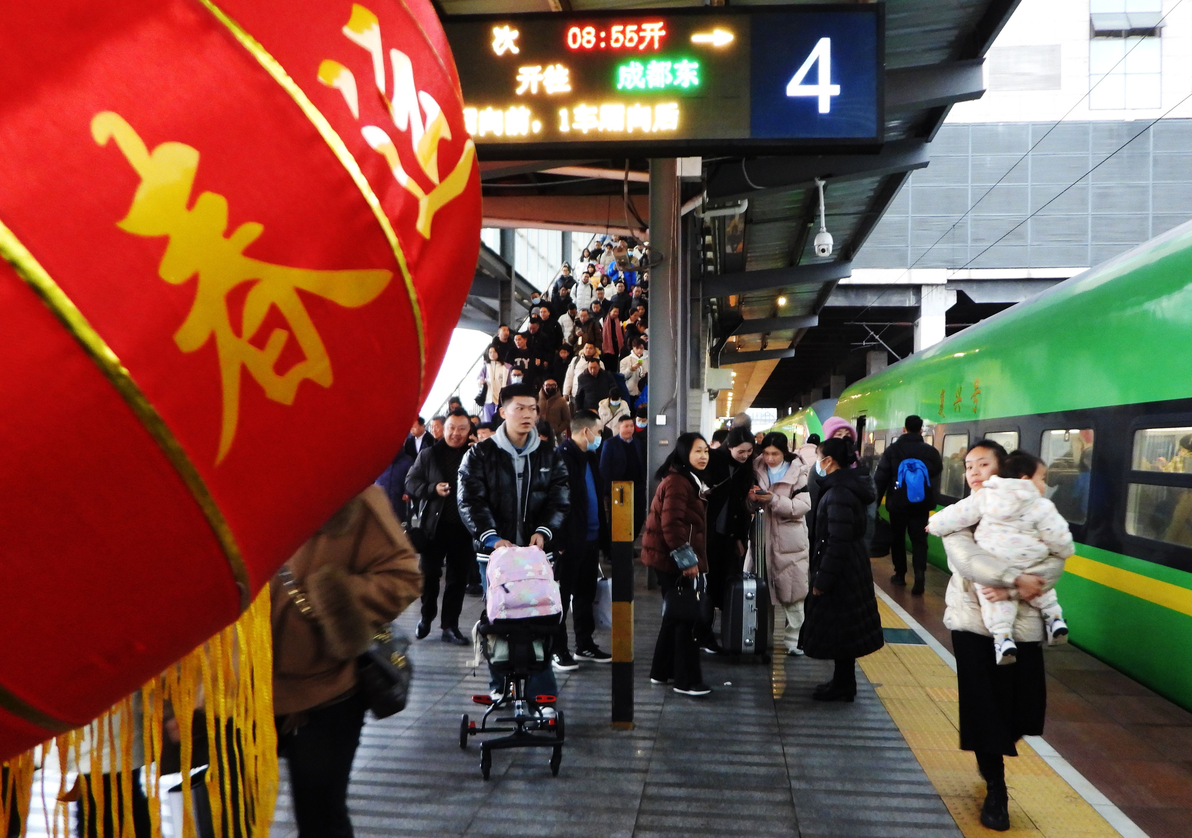 △ 2024年1月26日，四川省达州市车站，准备乘坐“复兴号”动车组列车出行的旅客。