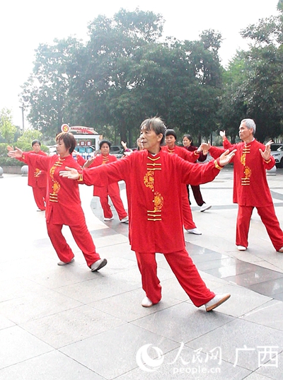 居民在蟠龙社区晨练。人民网记者 覃心摄