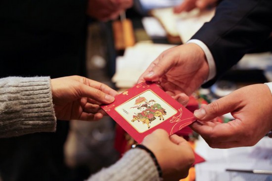 2024年12月4日，在巴拉圭亚松森拍摄的联合国教科文组织保护非物质文化遗产政府间委员会第19届常会评审现场，中国代表团向前来祝贺春节申遗成功的代表赠送红包。新华社记者 朱雨博 摄